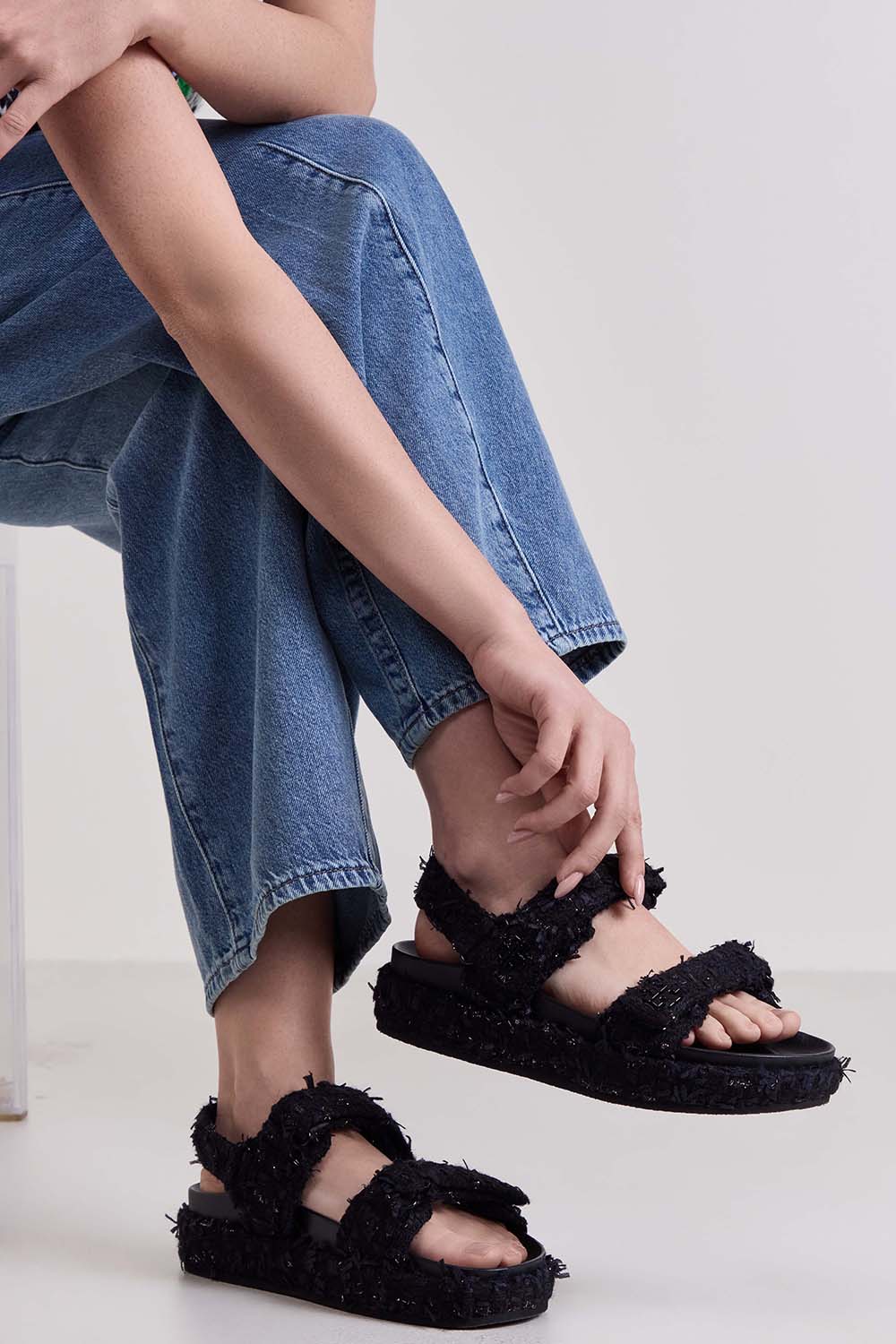 תמונת כל הלוק של סנדלי טוויד